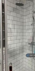 1 bedroom in a flat share to rent - Photo 4