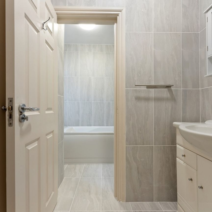 3 Bed Flat, Commercial Road, E1 - Photo 1