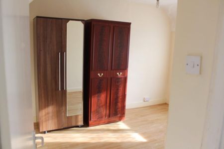 4 bedroom semi-detached house to rent - Photo 4