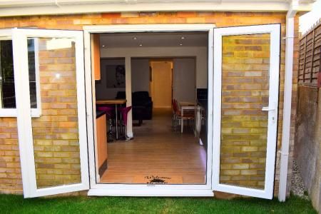 5 Bed Student Home - 15 Rhodaus Close - Photo 4