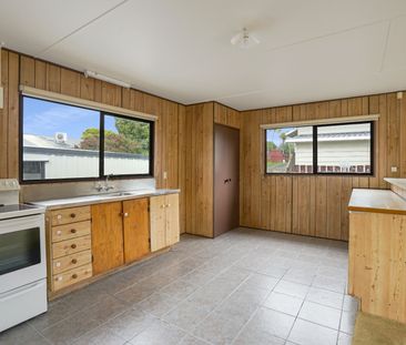 Tidy Two Bedroom Home - Photo 2