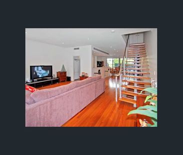 Rare townhouse in superior location - Photo 3