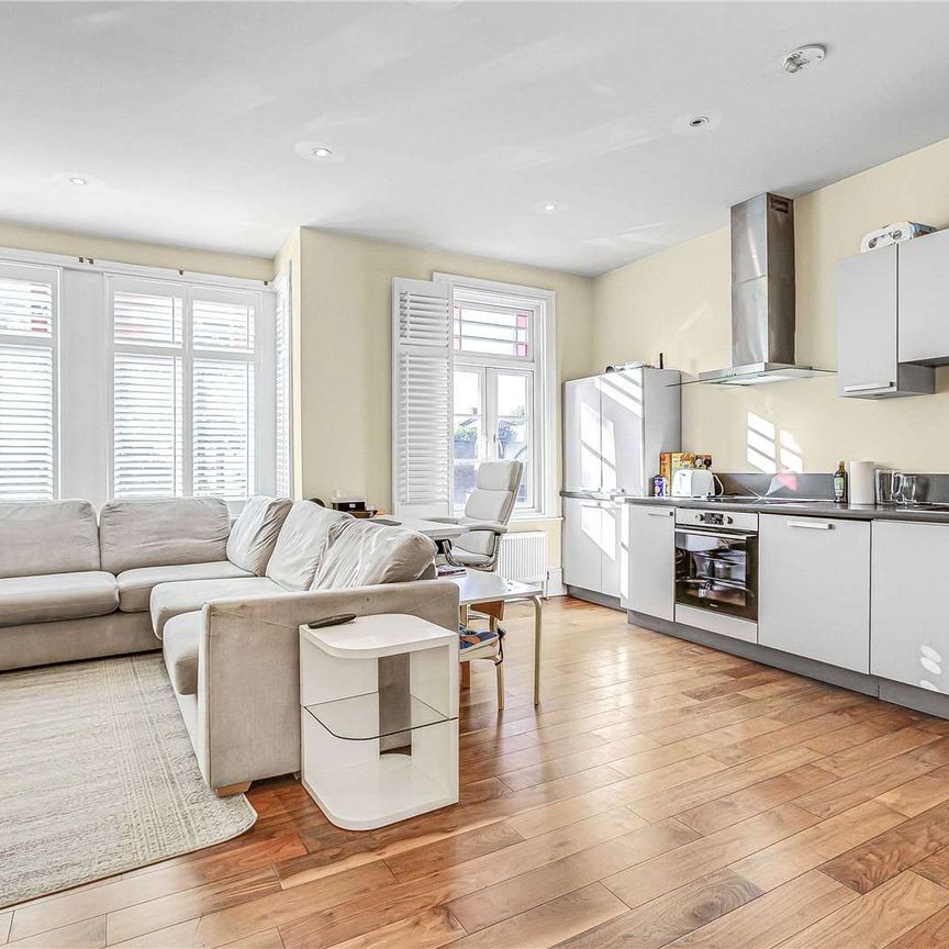 A bright, modern, two bedroom flat in a smart Victorian conversion. - Photo 1