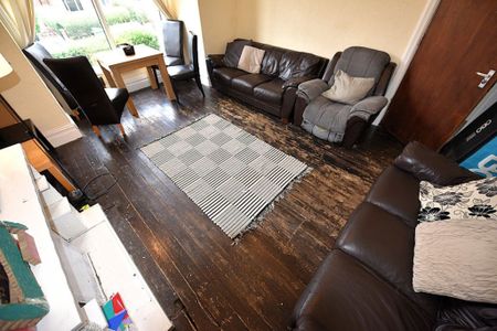 7 bedroom House in Hyde Park, Leeds - Photo 2