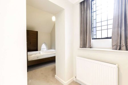 A large one bedroom church conversion in a fabulous Islington location. - Photo 4