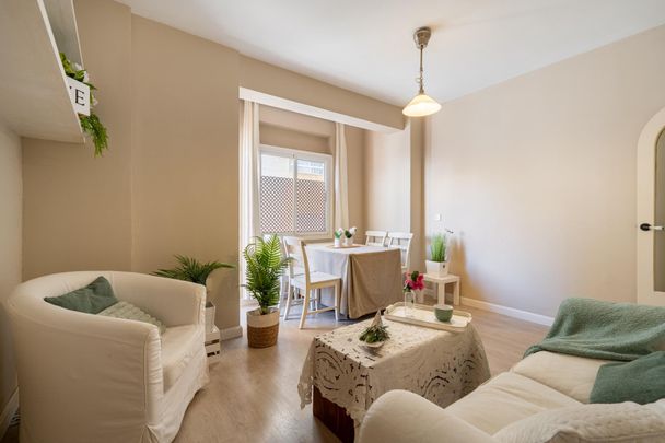 ACOGEDORA VIVIENDA CON TERRAZA EN LA PLAZA SAN SEBASTIAN - ALQUILER DE LARGA TEMPORADA - Foto 1