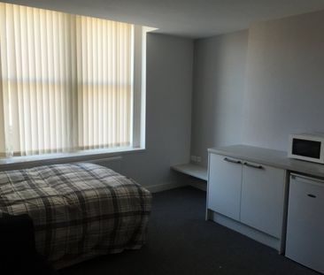 1 bed Studio - To Let - Photo 2