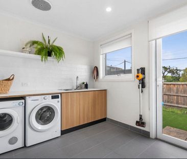 Great family home with superb coastal views! - Photo 4