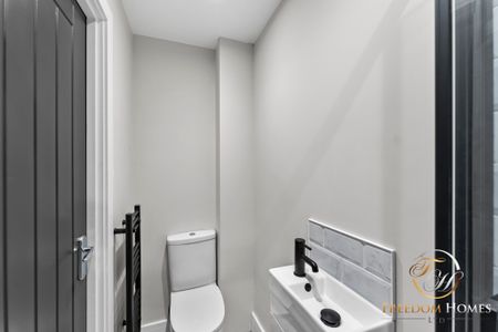 Newly Renovated Houseshare! Room 4 - Photo 4