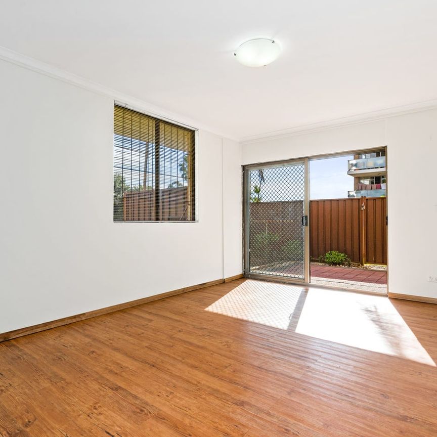 Spacious 2 Bedroom Unit. Huge Private Courtyard. Walk to Westfield Shopping and Parramatta Station. - Photo 1