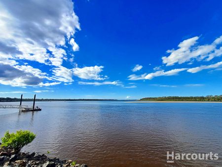 Charming 4-Bedroom Queenslander with Stunning Foreshore Views - Just Steps to the Water! - Photo 5