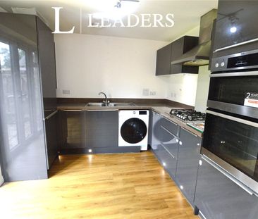 3 bedroom house to rent Kirby Drive, Colchester, Essex, CO4 - Photo 3