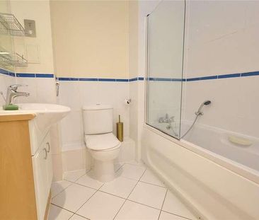 Station Approach, Wokingw, Surrey, GU22 - Photo 4