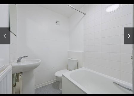 3 Bed Semi-Detached House, Blenheim Road, E6 - Photo 4