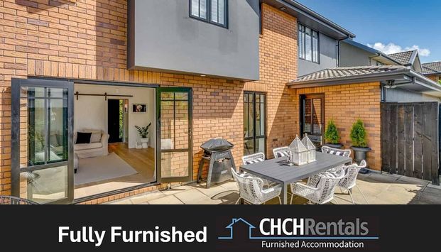 Stylish Executive Fully Furnished Townhouse in Prime Location! - Photo 1