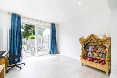 3 bedroom semi-detached house to rent - Photo 3