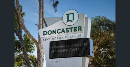 Luxurious 4 Bedroom Townhouse in Prime Doncaster Location! - Photo 2