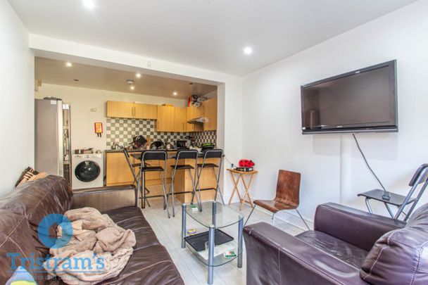 References Pending - 6 bed Semi-Detached House - Photo 1