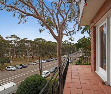 APG - Light-filled apartment offers easy living in a boutique complex. - Photo 4