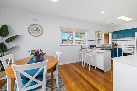 STUNNING HOME IN THE HEART OF WERRIBEE FOR RENT! - Photo 4