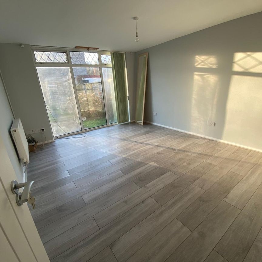 5 Bed Terraced House, Somerby Road, IG11 - Photo 1