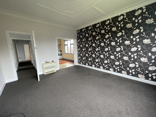 Sitting pretty on Queens Drive - Photo 1