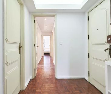 Room in a shared 8-bedroom apartment for rent in Lisbon, perfect for singles. - Photo 1