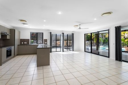4 BEDROOM HOME + 2 LIVING AREAS + POOL! - Photo 3