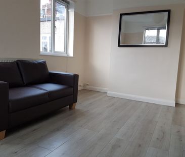 2 Bed Flat, Elms Court, SW19 - Photo 3