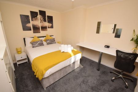 4 bedroom apartment to rent - Photo 2