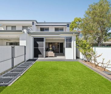 12A Parkview Avenue, Picnic Point NSW 2213 - House For Rent | Domain - Photo 5