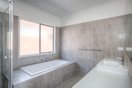 Spacious Home with a View! - Photo 2