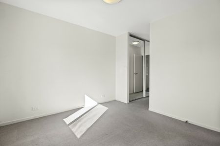 Beautiful Light-Filled Apartment! - Photo 4