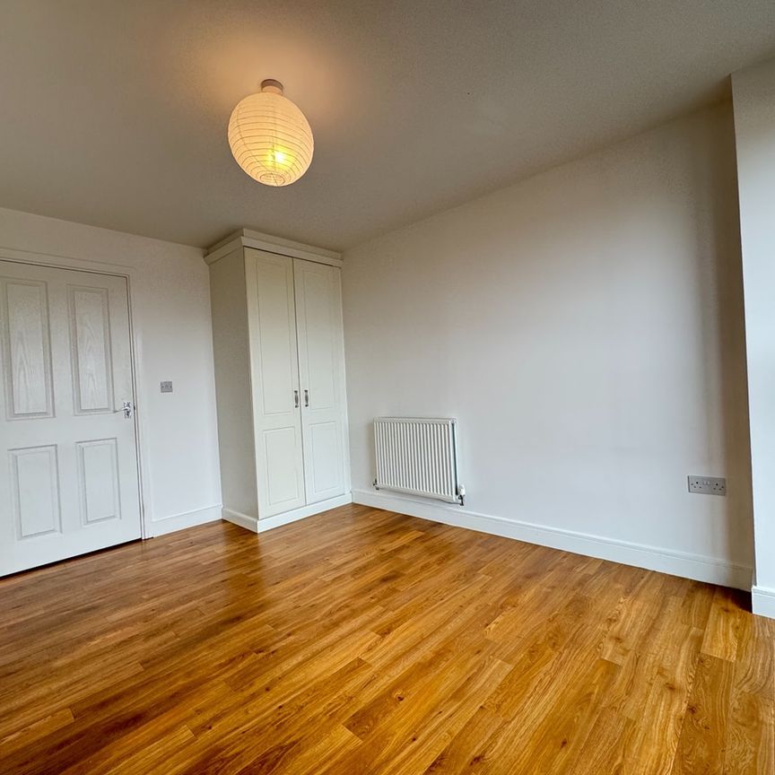 3 Bed Flat, Canterbury House, RM8 - Photo 1
