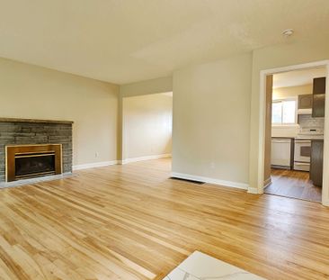 For Lease - 2368 Drury Lane Unit# Main, Parkway Park - Queensway Te... - Photo 4