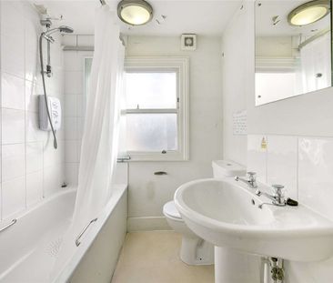 Studio flat benefiting from a charming kitchenette area and is situ... - Photo 4