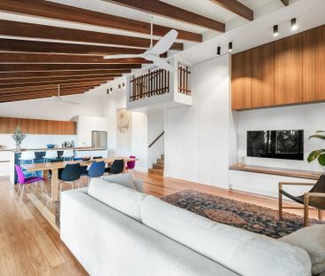 Stunning renovated 4 bedroom home with ocean and headland views - Photo 5