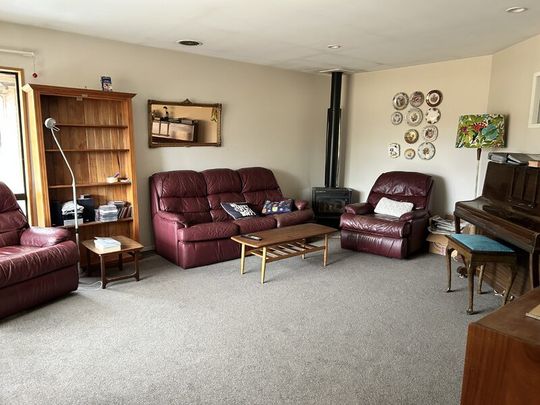 Spacious living - Photo 1