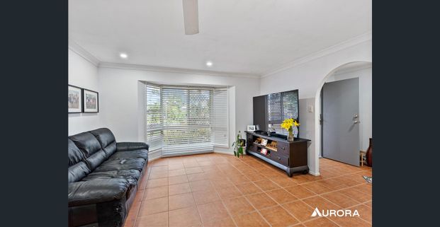 Comfortable family home offering space, functionality, and the chance to make it your own! - Photo 1