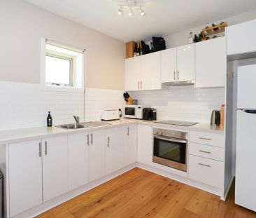 STUNNING CONTEMPORARY SPACE ON A QUIET STREET - Photo 5