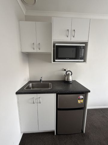 Modern Furnished Studio Rooms – Prime Lorne Street Location Located on Lorne Street, just a 5-minute walk to Waikato and Braemar Hospitals and close to the CBD and Wintec, these stylish studio rooms offer convenient, low-maintenance living — perfect for singles or couples. - Photo 5