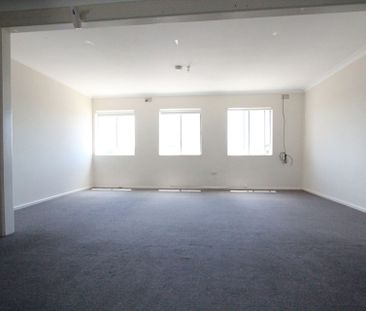 Close Proximity to Schools&comma; Shops & Transport - Photo 3