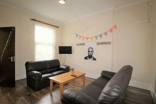 References Pending - 6 bed Semi-Detached House - Photo 1