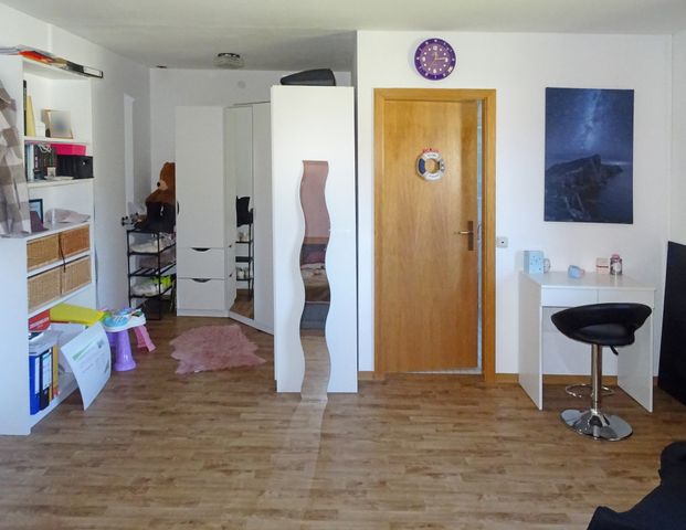 Großzügige Dachgeschosswohnung mit Balkon und schöner Aussicht! - Foto 1