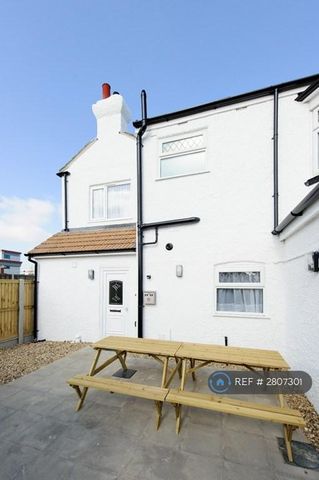 1 bedroom in a house share to rent - Photo 2