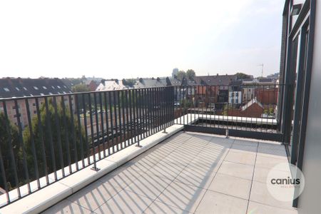 GESCHILDERDE PENTHOUSE IN HARTJE HASSELT MET 1 SLK + 2 TERRASSEN & PARKING - Foto 2