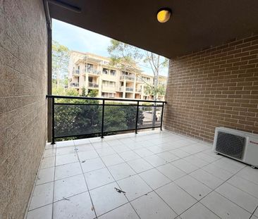 Conveniently located two bedroom apartment - Photo 4