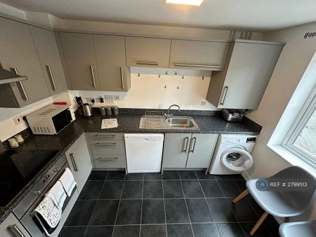 3 bedroom semi-detached house to rent - Photo 2