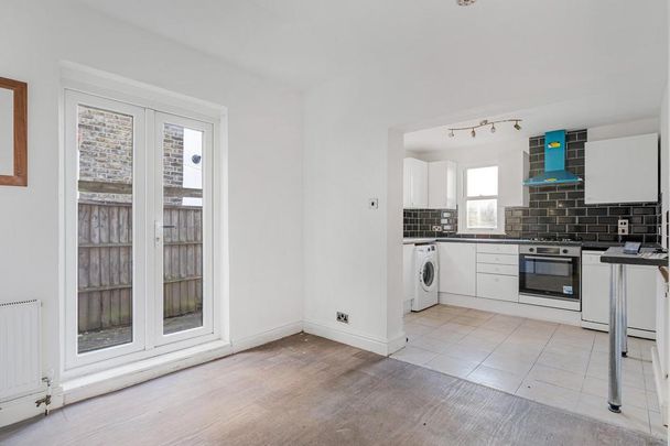 6 bedroom terraced house to rent - Photo 1