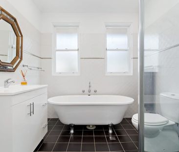 CHARMING 2 BEDROOM HOME - Photo 4